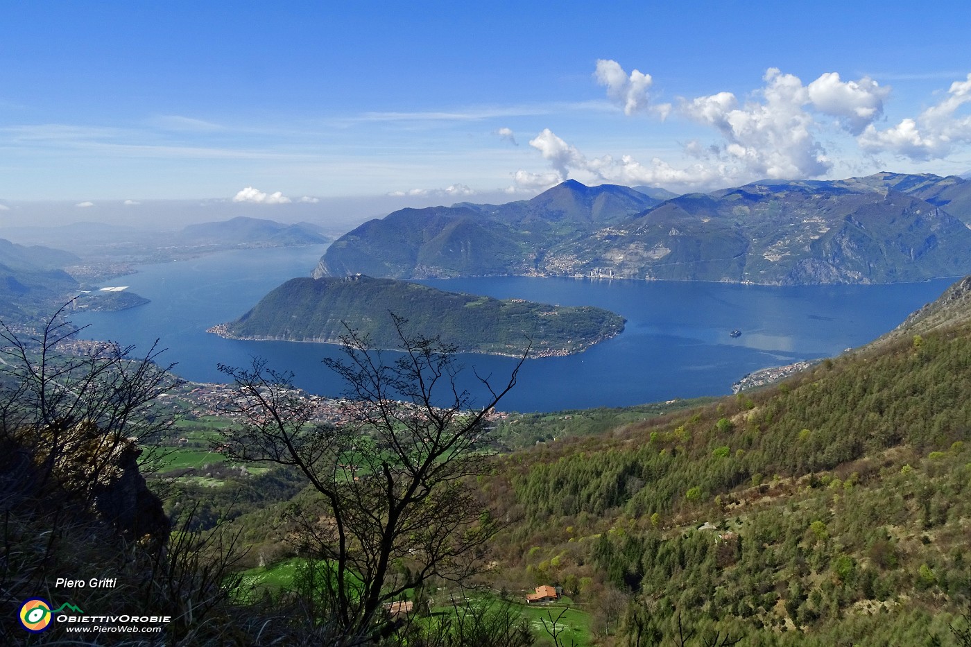 40 Vista panoramica sul Lago d'Iseo con Montisola.JPG -                                